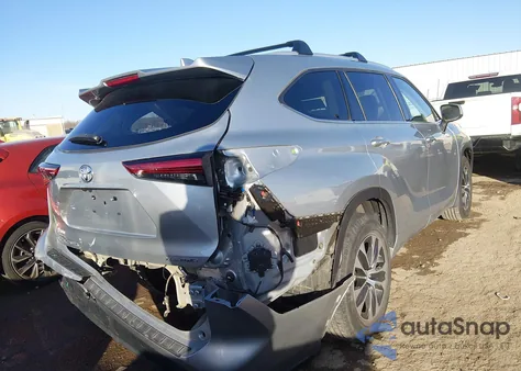 2022 Toyota Highlander Xle z USA, uszkodzony, nr VIN 5TDGZRBH9NS561247